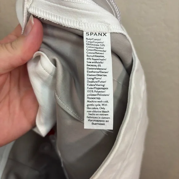 NWT Spanx On-the-Go 4” Silver Lining Technology Shorts Classic White Size L - Picture 11 of 13